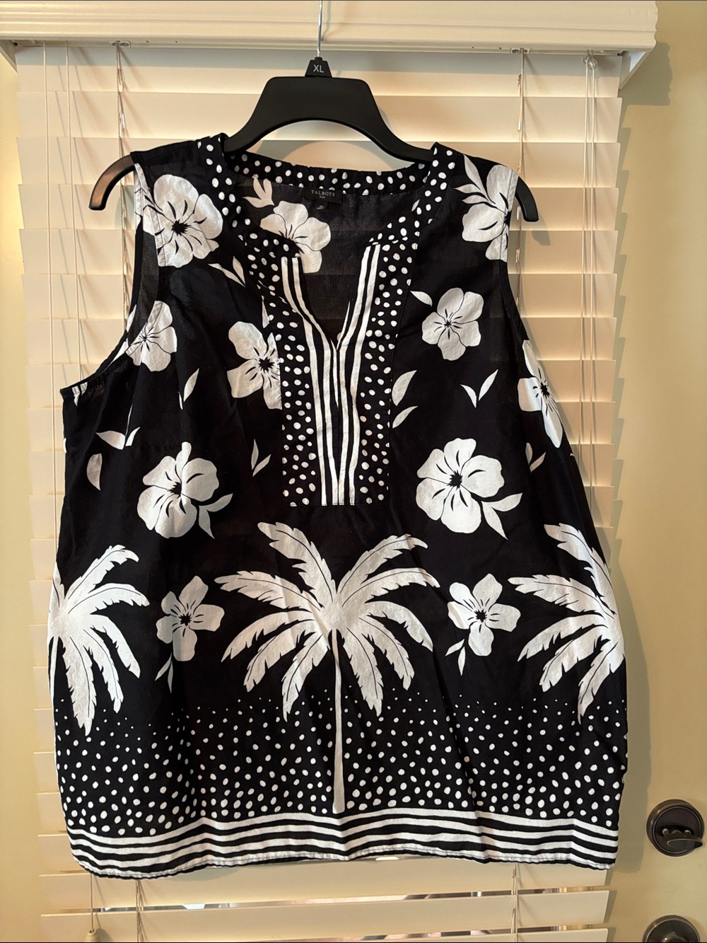Talbots SZ 1X. Black and White Floral Sleeveless Blouse